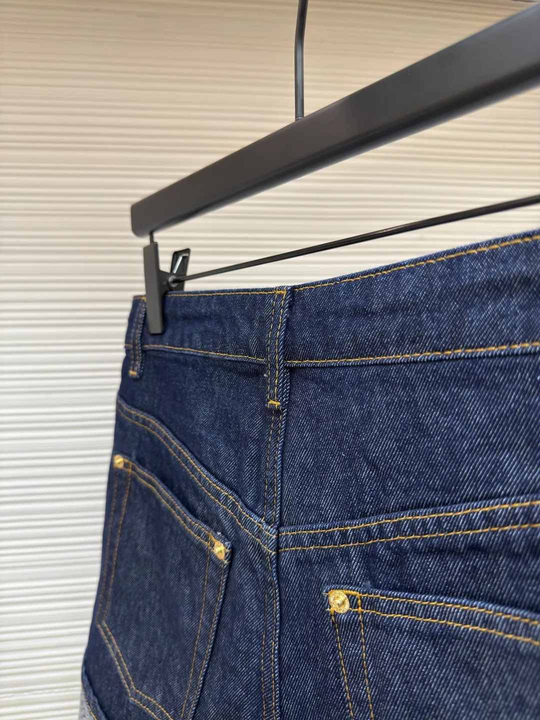 LOUIS VUITTON Dark blue logo cuffed denim shorts [Women's clothing] ●Authentic product: Purchased and developed by 13042 ●Item number: 1680061-A45 ●Material: Denim denim fabric ●Technology: Made on positioning cutting machine ●Version: fitted version ●Weight: about 385 grams ●Size: 34-36-38 ●Description: This mini shorts is cut with seasonal deep-washed denim to create a neat straight fit. Contrasting topstitching outlines the classic structural lines, and the cuffed trousers reveal the Monogram printed lining, upgrading your daily look. The overall wiring is straight and delicate, the fabric is comfortable and soft, and the color is consistent without color difference. It can be matched with the same style to create a fashionable look and control various occasions. Customized accessories, complete with three standards, same style for men and women!